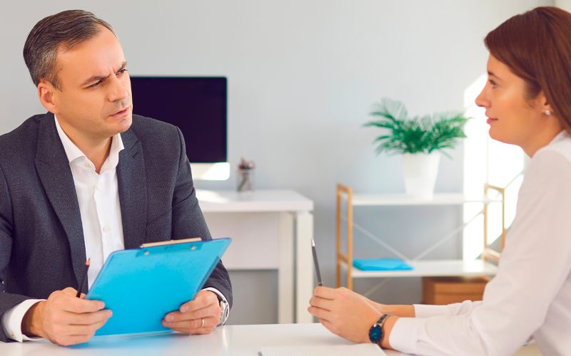 Por qué resulta difícil para los jóvenes acceder al mercado laboral en este momento (y qué aptitudes necesitan para tener éxito, según un experto de LinkedIn)