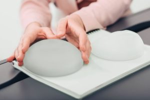 Tipos de implantes de senos y su impacto en la actividad física